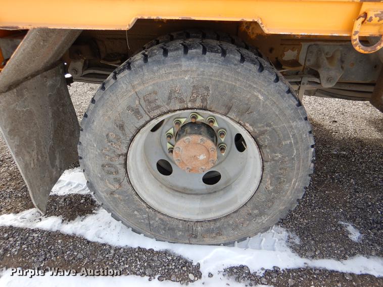 image for item DE0144 2004 Chevrolet C7500 digger derrick truck