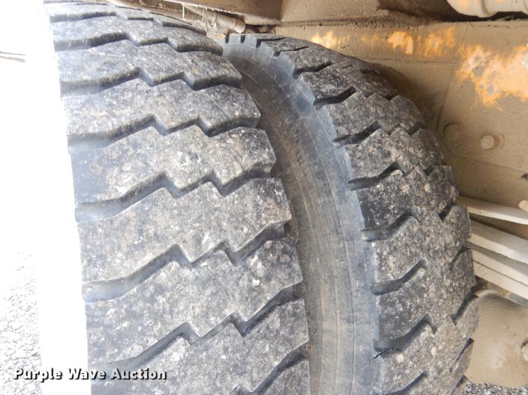 image for item DE0144 2004 Chevrolet C7500 digger derrick truck