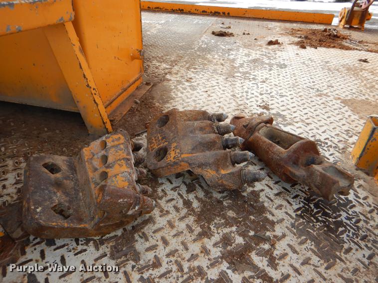 image for item DE0144 2004 Chevrolet C7500 digger derrick truck