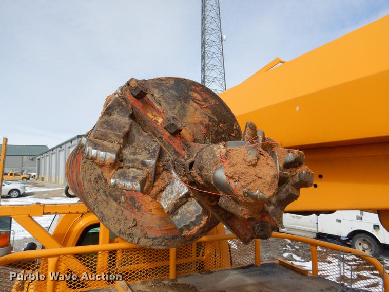 image for item DE0144 2004 Chevrolet C7500 digger derrick truck