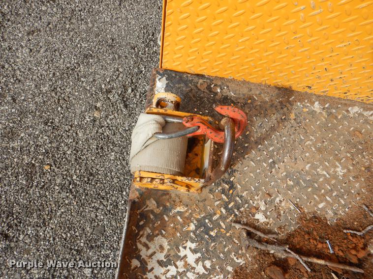 image for item DE0144 2004 Chevrolet C7500 digger derrick truck