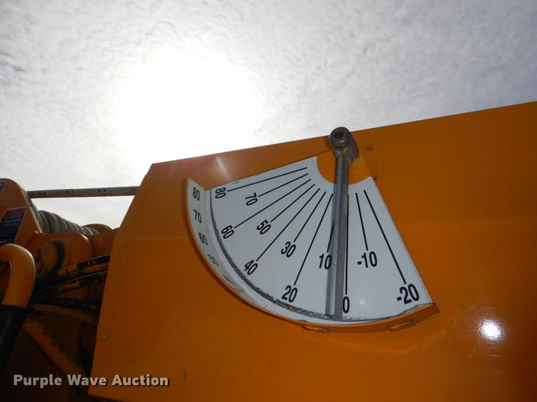 image for item DE0144 2004 Chevrolet C7500 digger derrick truck