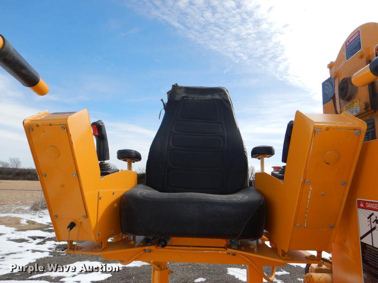 image for item DE0144 2004 Chevrolet C7500 digger derrick truck