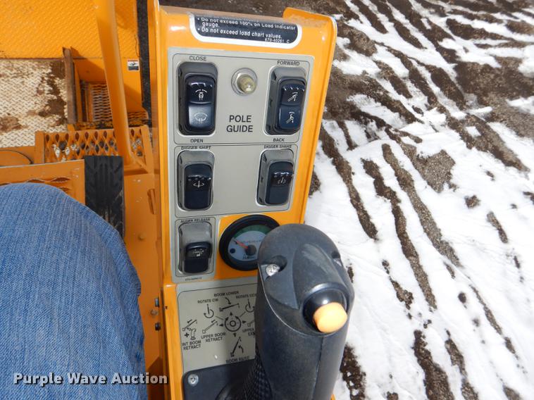 image for item DE0144 2004 Chevrolet C7500 digger derrick truck