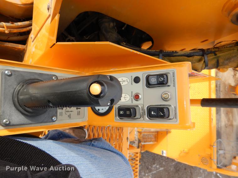 image for item DE0144 2004 Chevrolet C7500 digger derrick truck