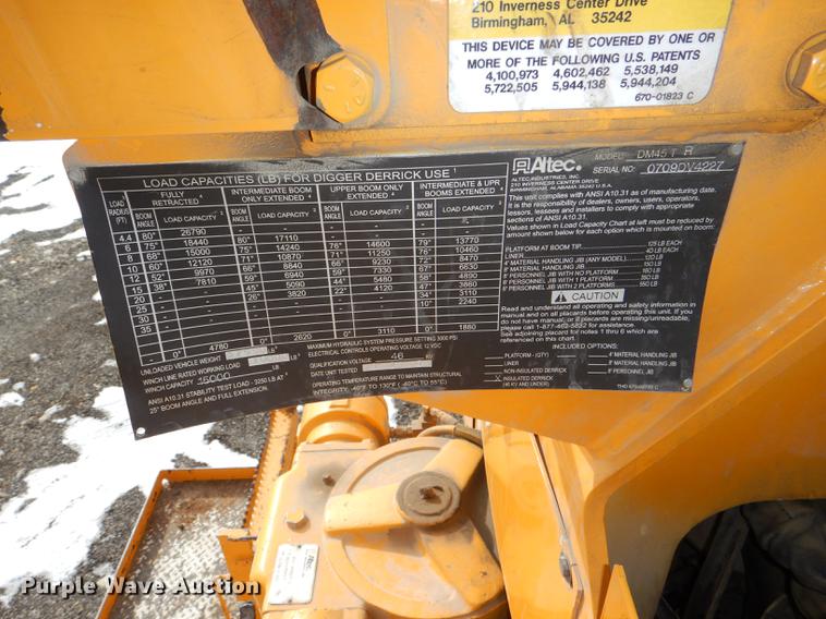 image for item DE0144 2004 Chevrolet C7500 digger derrick truck