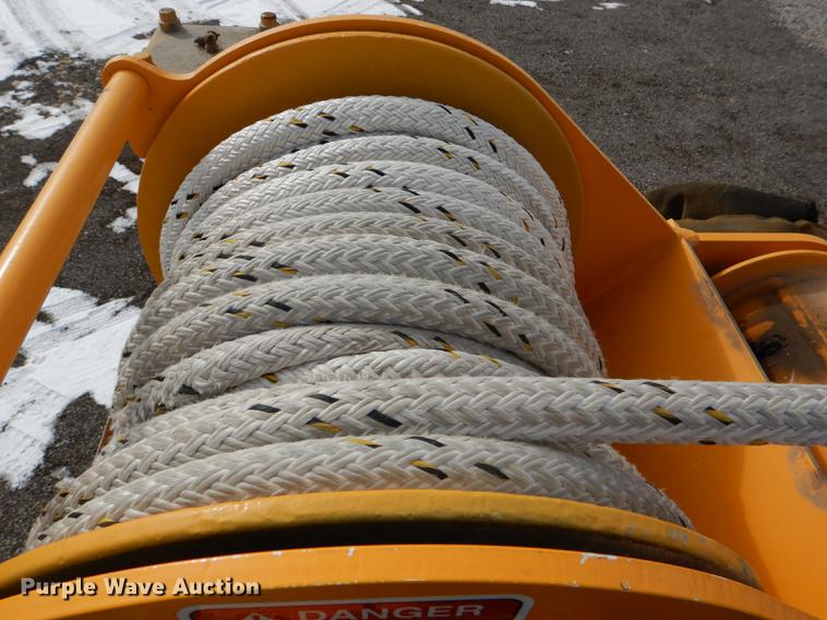 image for item DE0144 2004 Chevrolet C7500 digger derrick truck