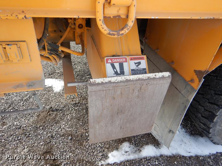 image for item DE0144 2004 Chevrolet C7500 digger derrick truck