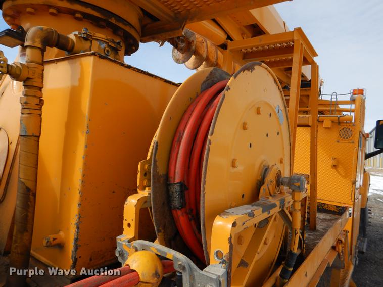 image for item DE0144 2004 Chevrolet C7500 digger derrick truck