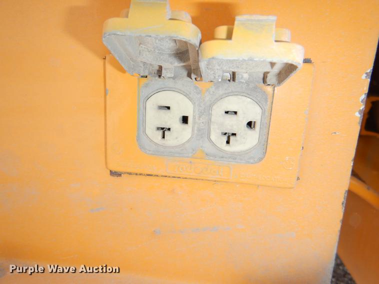 image for item DE0144 2004 Chevrolet C7500 digger derrick truck