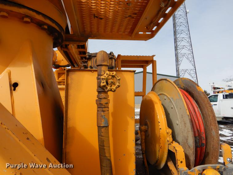 image for item DE0144 2004 Chevrolet C7500 digger derrick truck