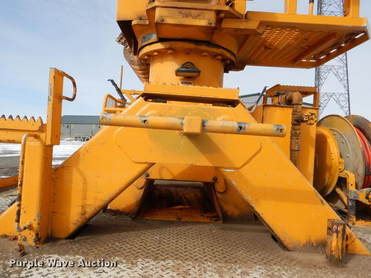 image for item DE0144 2004 Chevrolet C7500 digger derrick truck