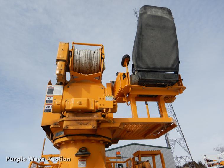 image for item DE0144 2004 Chevrolet C7500 digger derrick truck