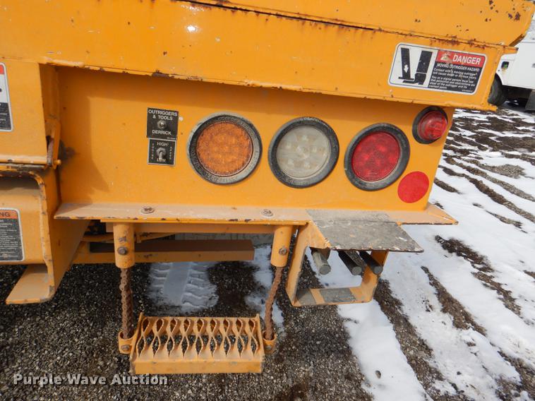 image for item DE0144 2004 Chevrolet C7500 digger derrick truck