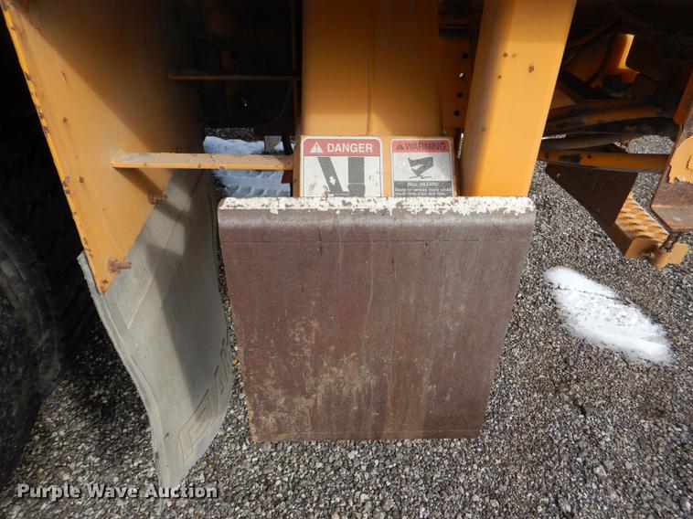 image for item DE0144 2004 Chevrolet C7500 digger derrick truck