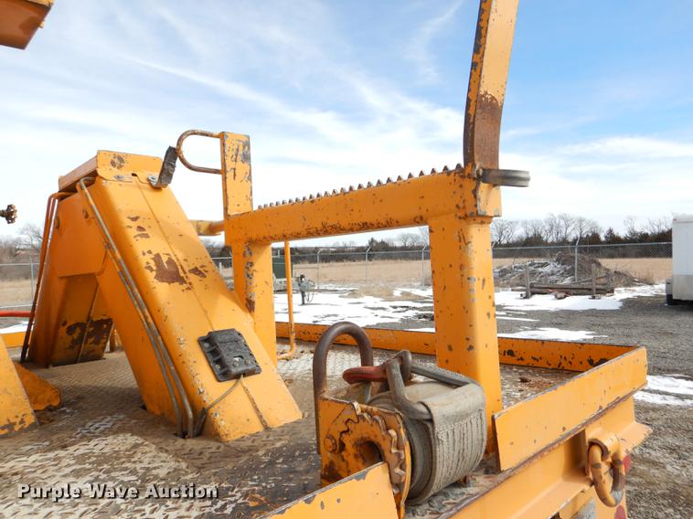 image for item DE0144 2004 Chevrolet C7500 digger derrick truck