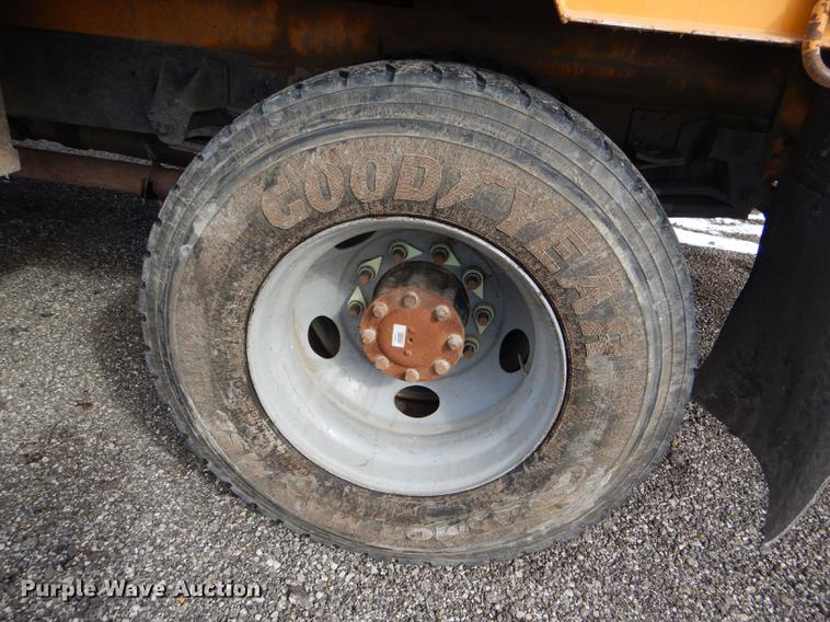 image for item DE0144 2004 Chevrolet C7500 digger derrick truck