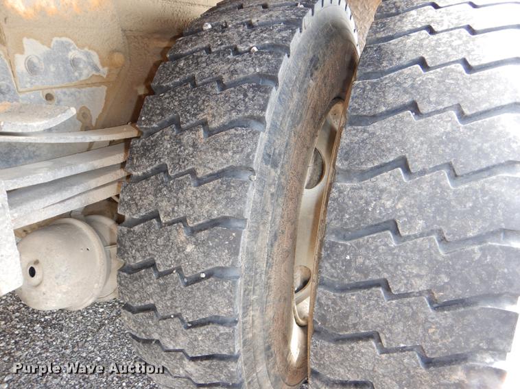 image for item DE0144 2004 Chevrolet C7500 digger derrick truck