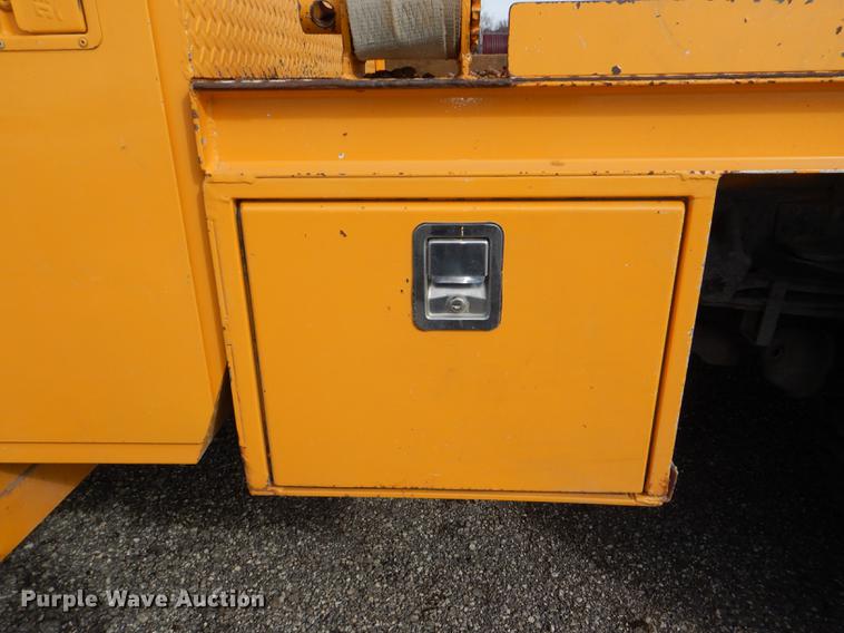 image for item DE0144 2004 Chevrolet C7500 digger derrick truck