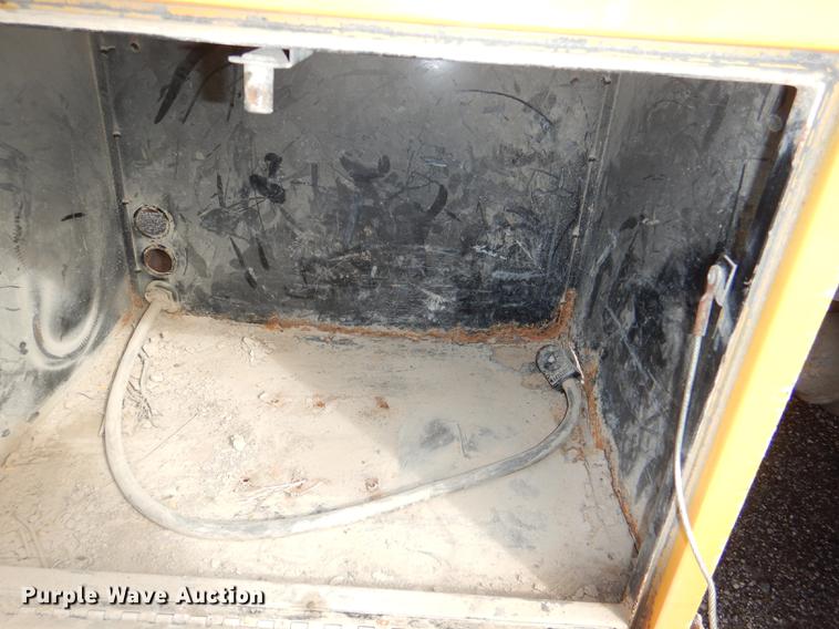 image for item DE0144 2004 Chevrolet C7500 digger derrick truck