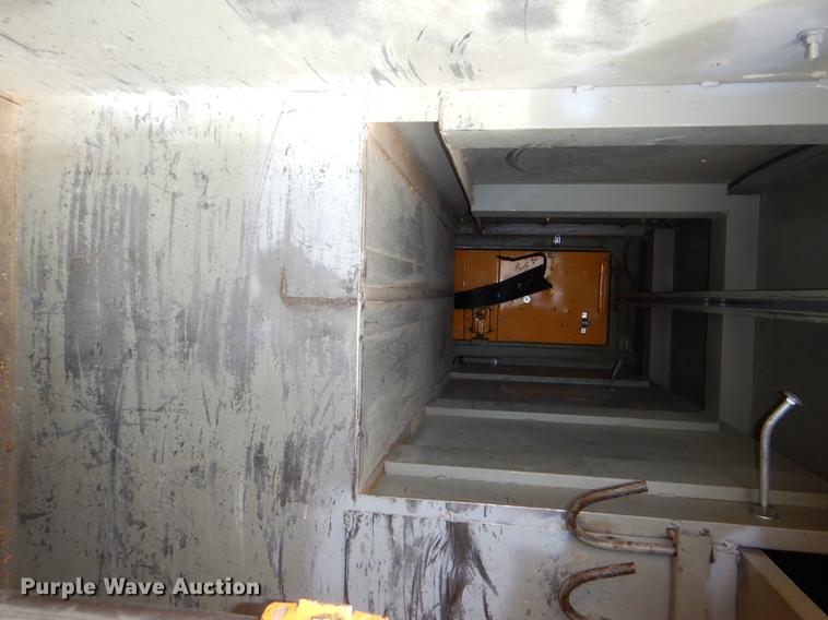 image for item DE0144 2004 Chevrolet C7500 digger derrick truck