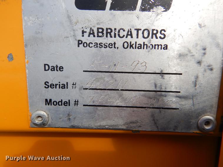 image for item DE0144 2004 Chevrolet C7500 digger derrick truck