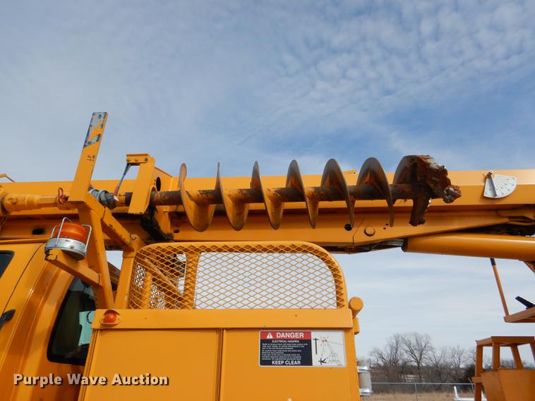 image for item DE0144 2004 Chevrolet C7500 digger derrick truck