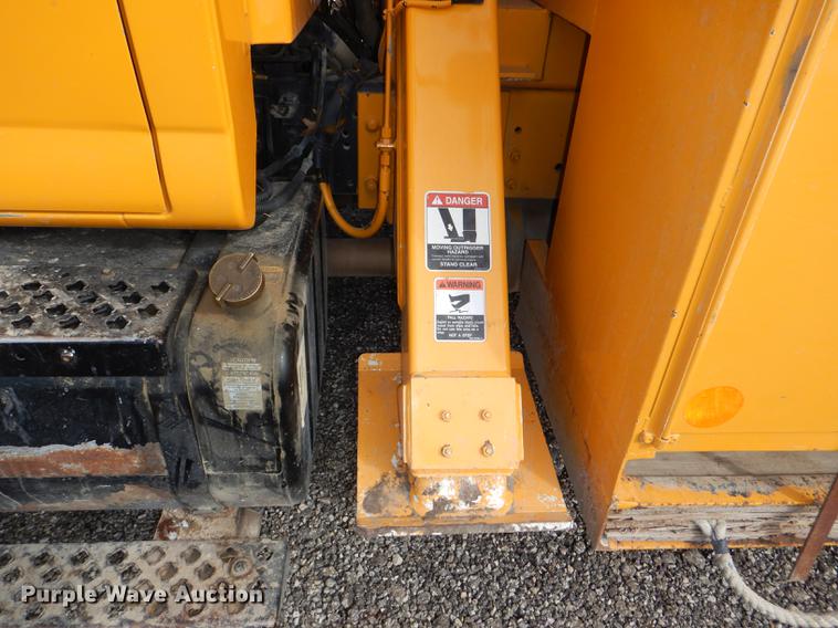 image for item DE0144 2004 Chevrolet C7500 digger derrick truck