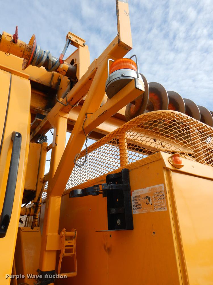 image for item DE0144 2004 Chevrolet C7500 digger derrick truck