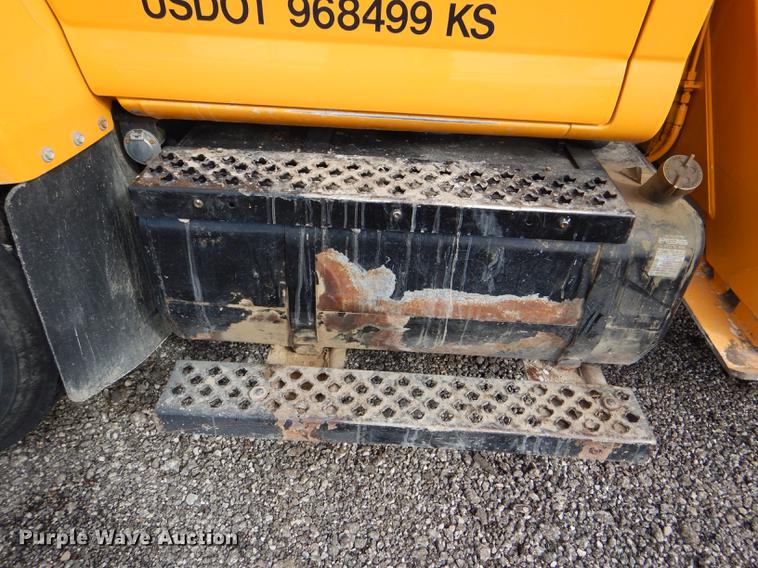 image for item DE0144 2004 Chevrolet C7500 digger derrick truck