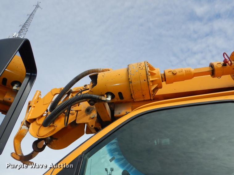 image for item DE0144 2004 Chevrolet C7500 digger derrick truck