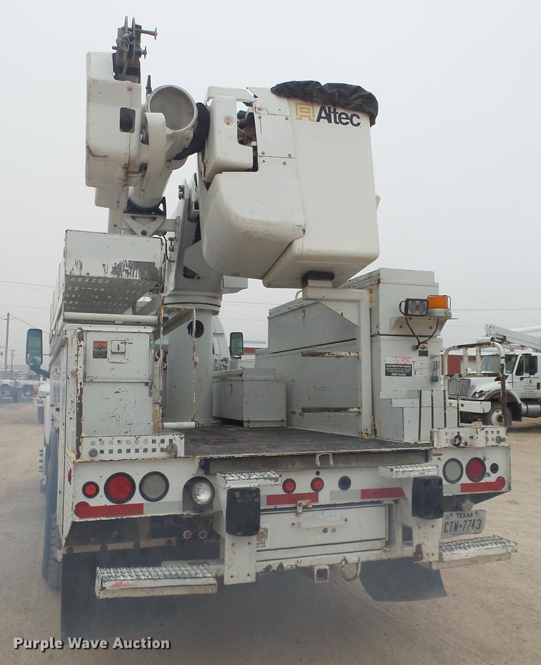 image for item DE1364 2005 Chevrolet C7500 bucket truck