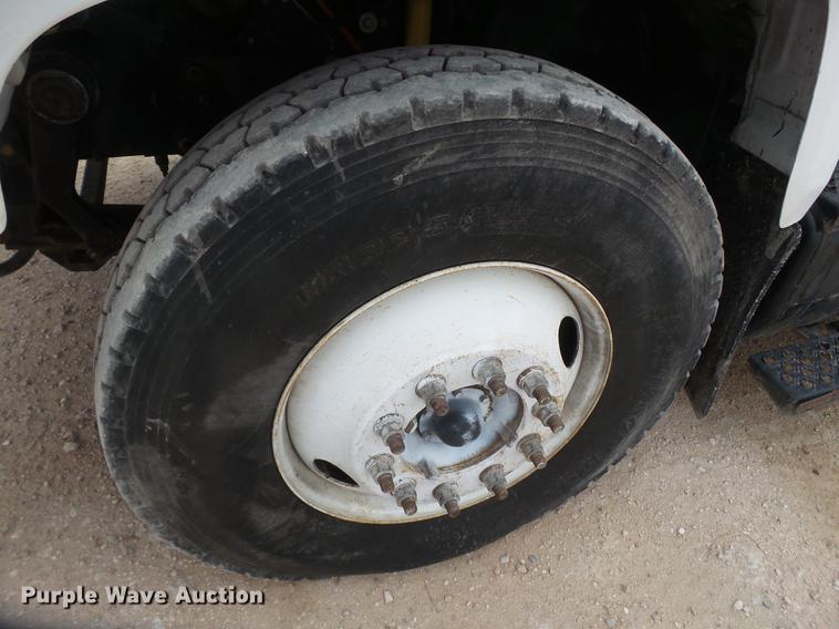 image for item DE1364 2005 Chevrolet C7500 bucket truck