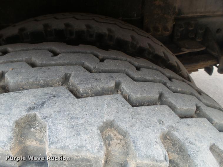 image for item DE1364 2005 Chevrolet C7500 bucket truck