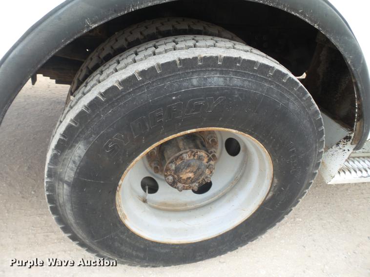 image for item DE1364 2005 Chevrolet C7500 bucket truck