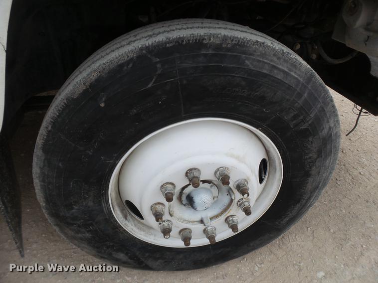 image for item DE1364 2005 Chevrolet C7500 bucket truck