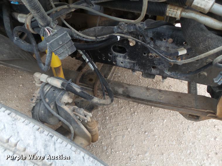 image for item DE1364 2005 Chevrolet C7500 bucket truck