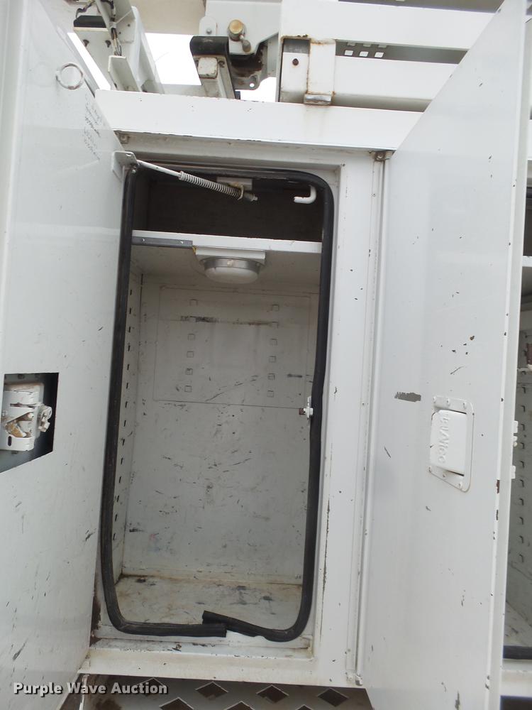 image for item DE1364 2005 Chevrolet C7500 bucket truck