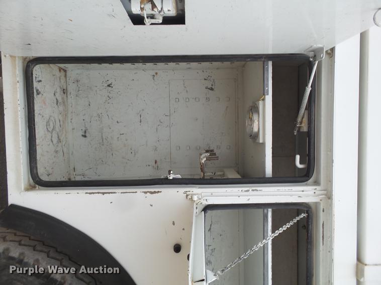 image for item DE1364 2005 Chevrolet C7500 bucket truck