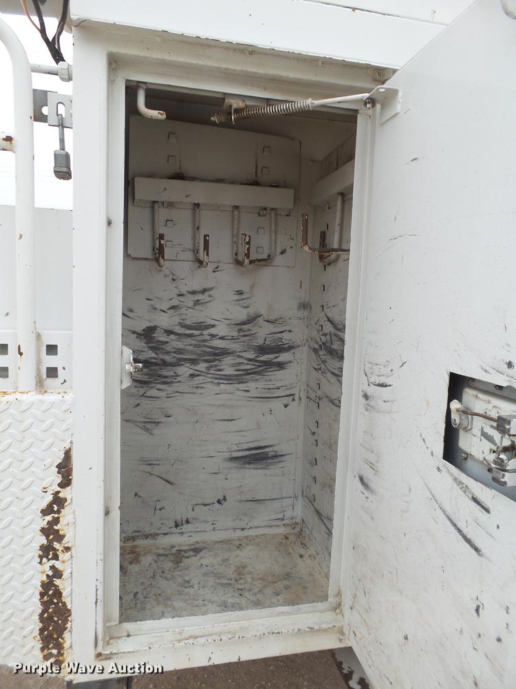 image for item DE1364 2005 Chevrolet C7500 bucket truck