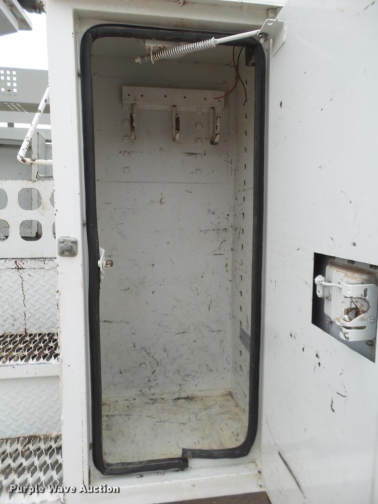 image for item DE1364 2005 Chevrolet C7500 bucket truck