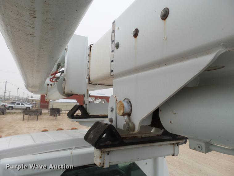 image for item DE1364 2005 Chevrolet C7500 bucket truck