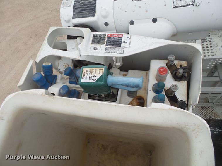 image for item DE1364 2005 Chevrolet C7500 bucket truck