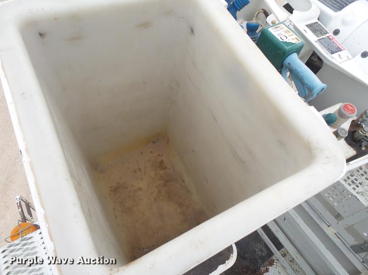 image for item DE1364 2005 Chevrolet C7500 bucket truck