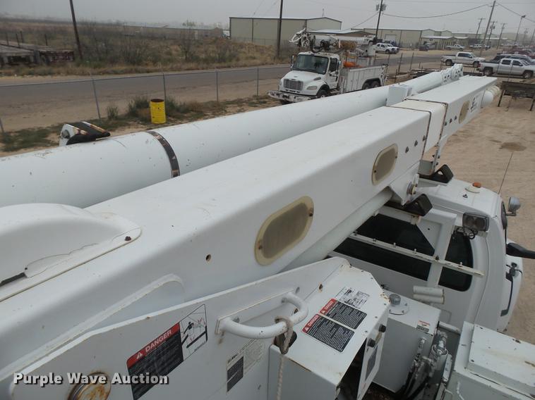 image for item DE1364 2005 Chevrolet C7500 bucket truck