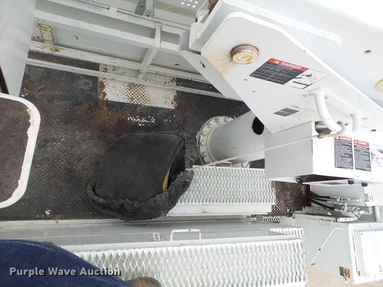 image for item DE1364 2005 Chevrolet C7500 bucket truck