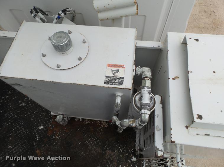 image for item DE1364 2005 Chevrolet C7500 bucket truck