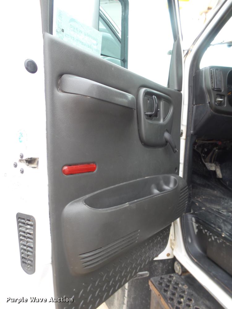 image for item DE1364 2005 Chevrolet C7500 bucket truck
