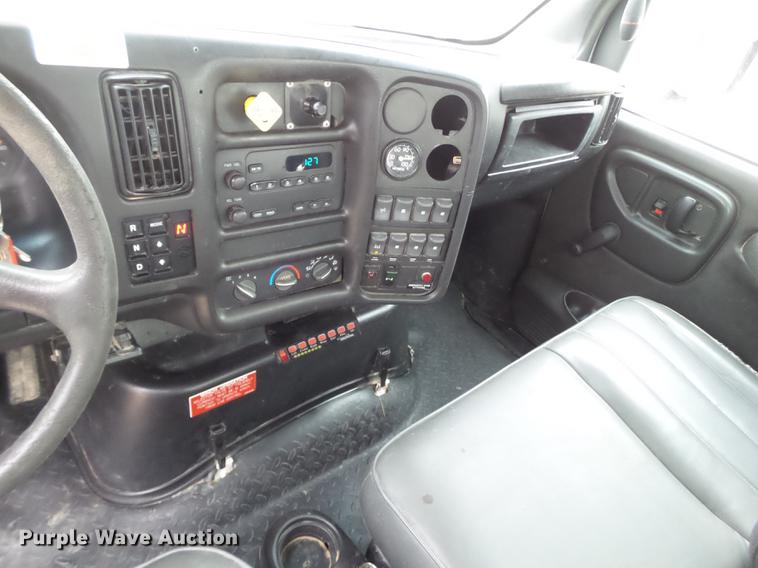 image for item DE1364 2005 Chevrolet C7500 bucket truck