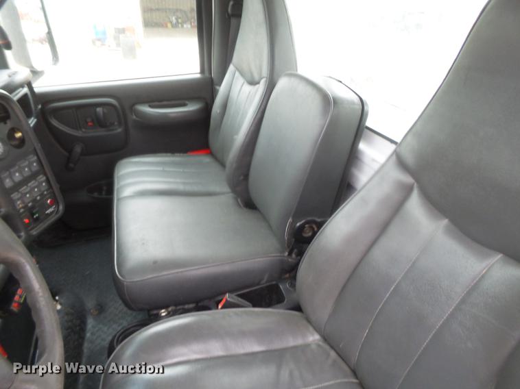 image for item DE1364 2005 Chevrolet C7500 bucket truck